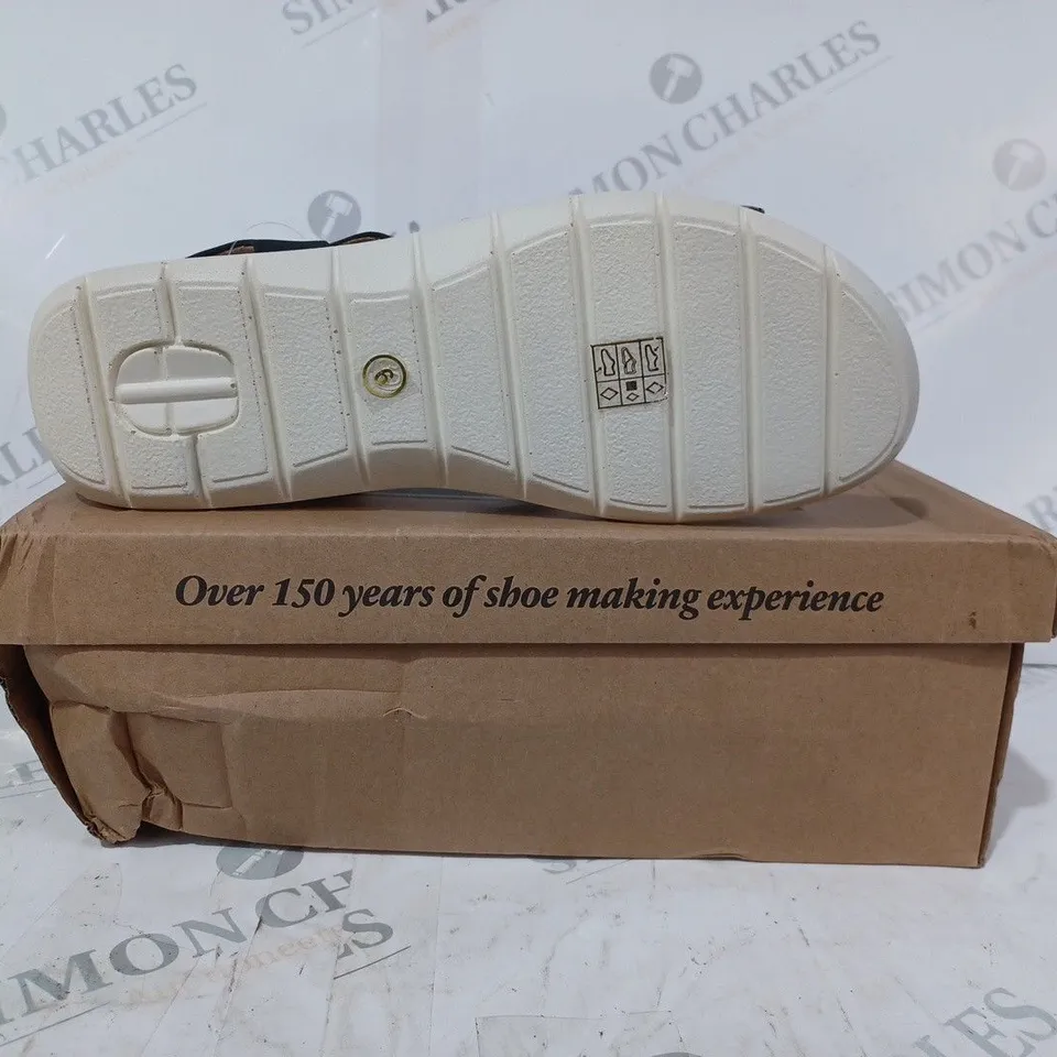 BOXED PAIR OF CUSHION-WALK FAUX SNAKESKIN SANDALS IN BLACK SIZE 6