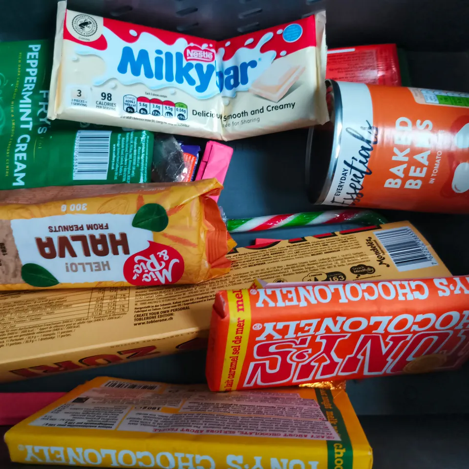 APPROXIMATELY 10 ASSORTED FOOD AND DRINK ITEMS TO INCLUDE MALTESERS, TONY'S CHOCOLATE, ETC