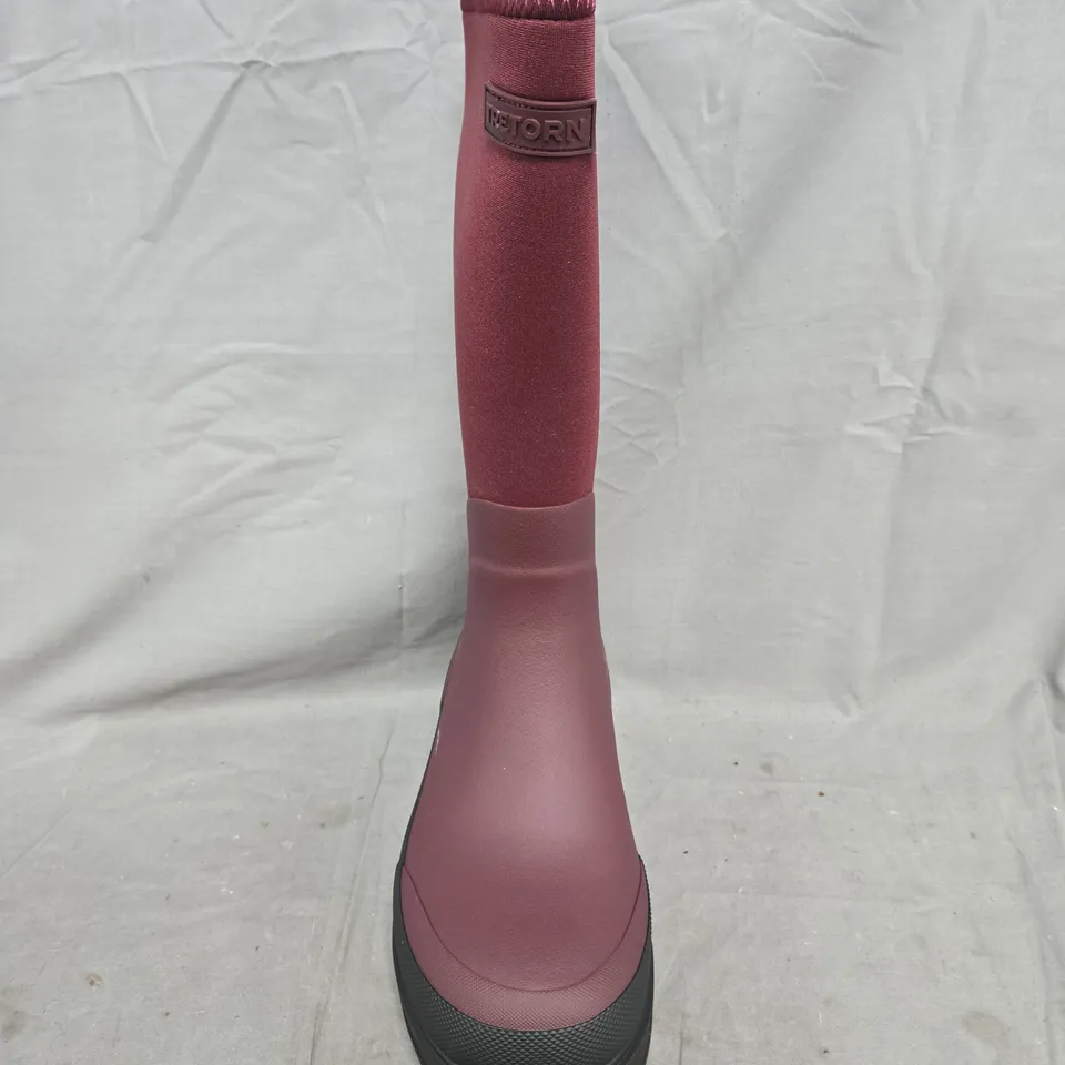 BOXED PAIR OF TRETON SALLA NEO BOOTS IN BURGUNDY SIZE 6