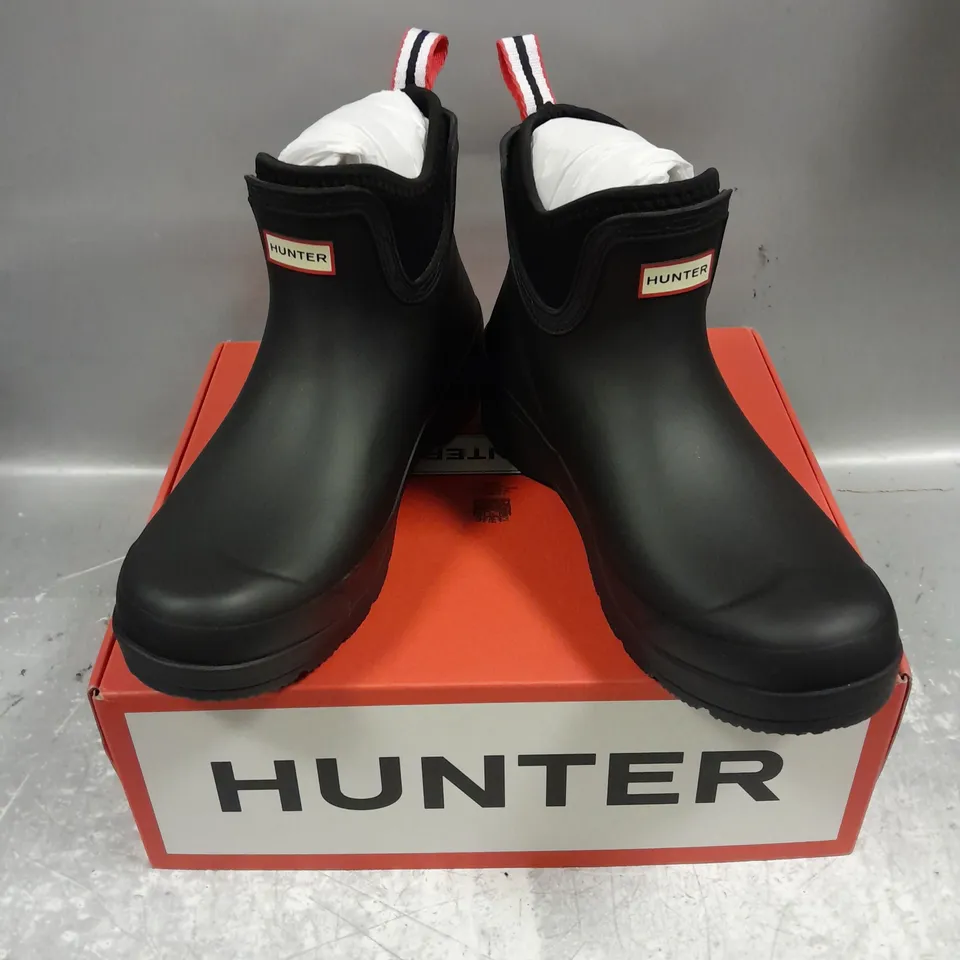 BOXED PAIR OF HUNTER PLAY CHELSEA NEOPRENE BOOTS IN BLACK SIZE UK 8