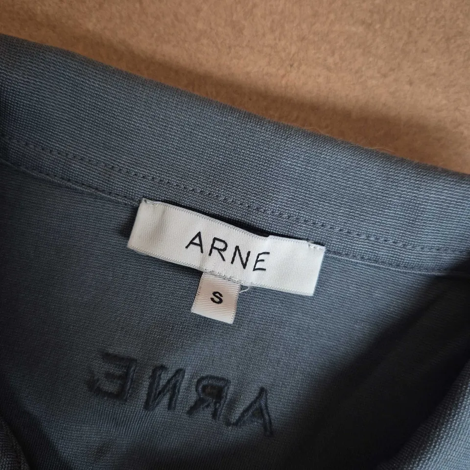 ARNE COLOUR-BLOCK SHORT-SLEEVE ZIP POLO SHIRT – SIZE S