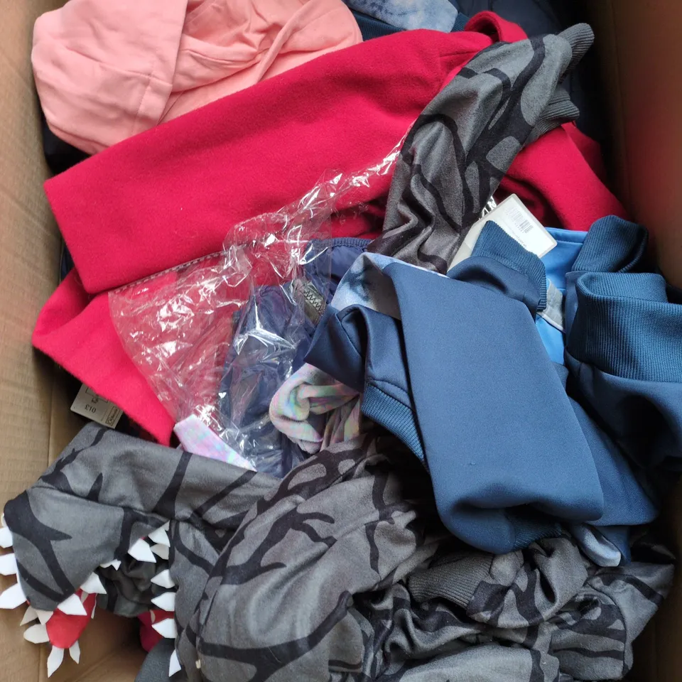 BOX OF APPROXIMATELY 20 ASSORTED CHILDREN'S CLOTHING TO INCLUDE: 18-24 MONTHS FIRETRAP JUMPER