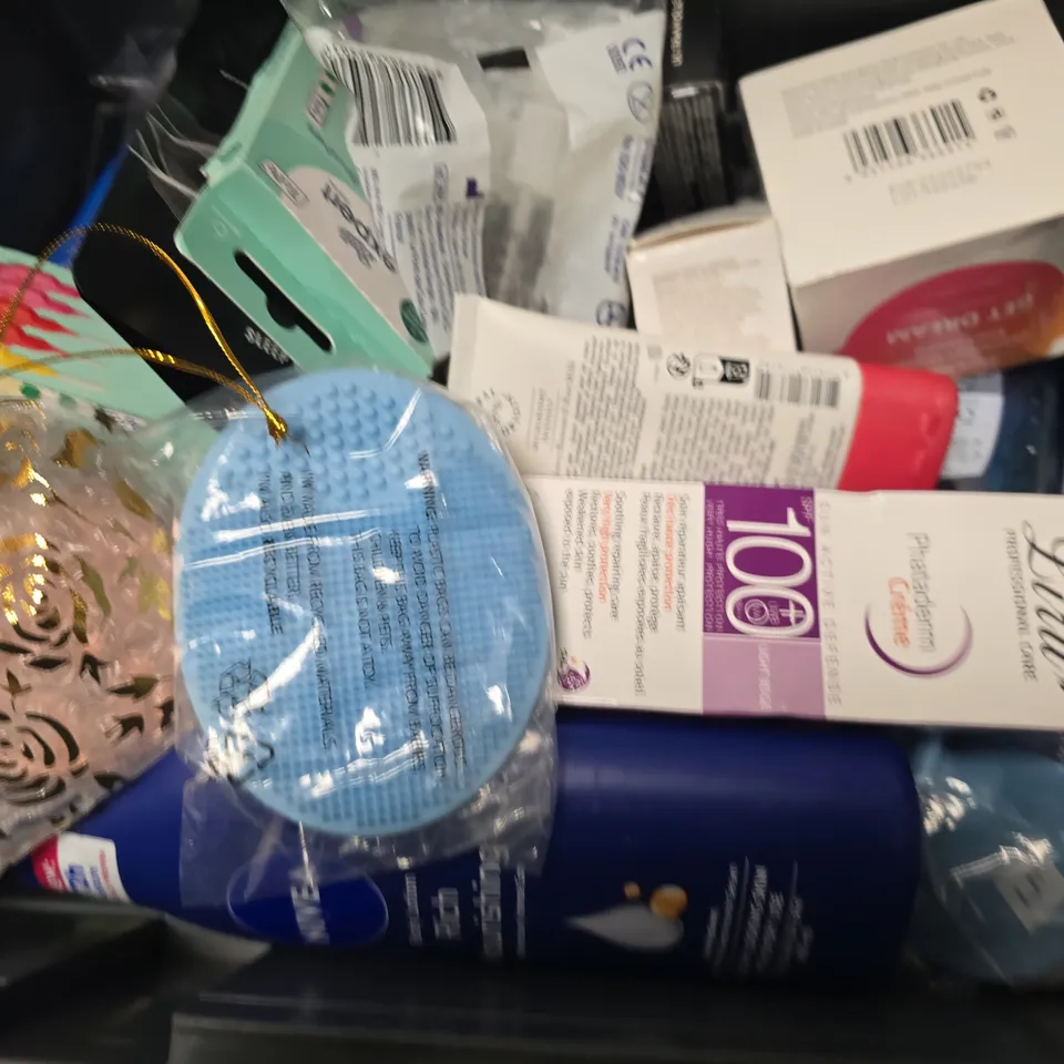 APPROXIMATELY 20 ASSORTED HEALTH & BEAUTY ITEMS TO INCLUDE - NIVEA SPA 50+ , VASELINE ETC
