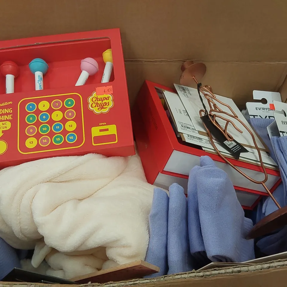 PALLET CONTAINING A WIDE RANGE OF BRAND NEW PRODUCTS TO INCLUDE ITEMS SUCH AS: ARCH DESK MIRRORS, MUGS, CAR AIR FRESHENERS, EAR BUD CASES, CLOTHING ECT