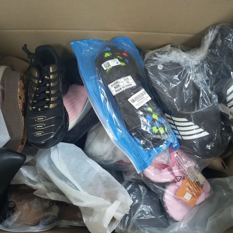 APPROXIMATELY 15 ASSORTED FOOTWEAR RELATED ITEMS IN VARYING STYLE/SIZE/COLOUR TO INCLUDE: TRAINERS, HEELS, SLIP ONS, ETC