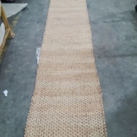 QUALITY DESIGNER AREA RUG - APPROXIMATELY 315X70CM