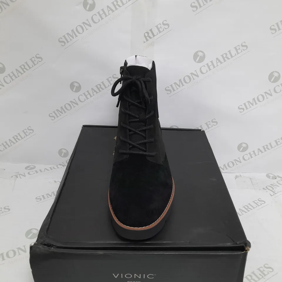 VIONIC LARSON LACE UP BOOT SIZE 8