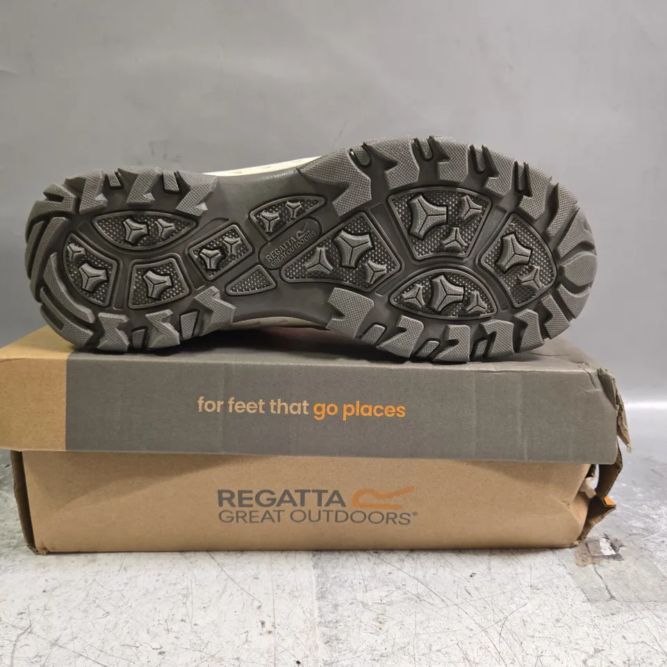 BOXED PAIR OF REGATTA WOMEN'S VENDEAVOUR TRAINERS IN WHITE PEPPER/LIGHT VANILLA SIZE UK 7