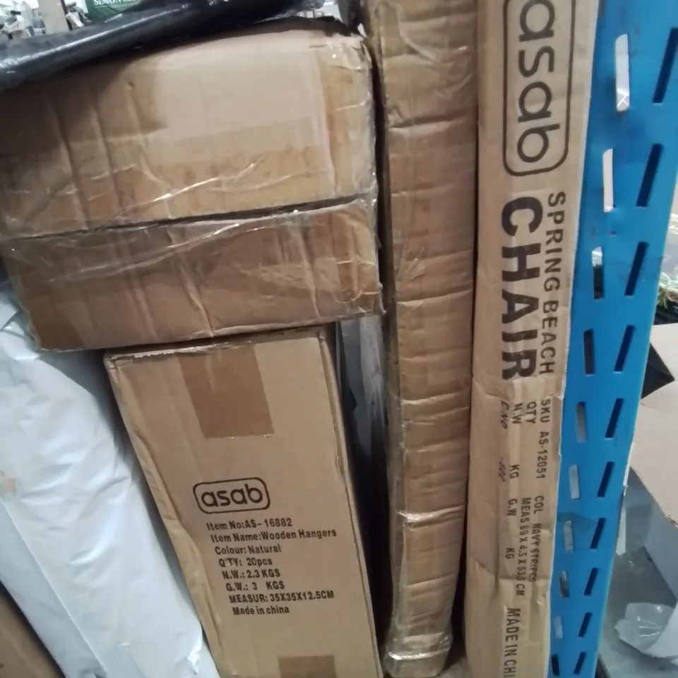 LOT CONTAINING APPROXIMATELY 40 ITEMS TO INCLUDE, X 2 PEDESTAL FAN, PLASTIC STRAW RUG, SPRING BEACH CHAIR, WOODEN HANGERS, 2 X FOLDING BAR STOOLS ETC.