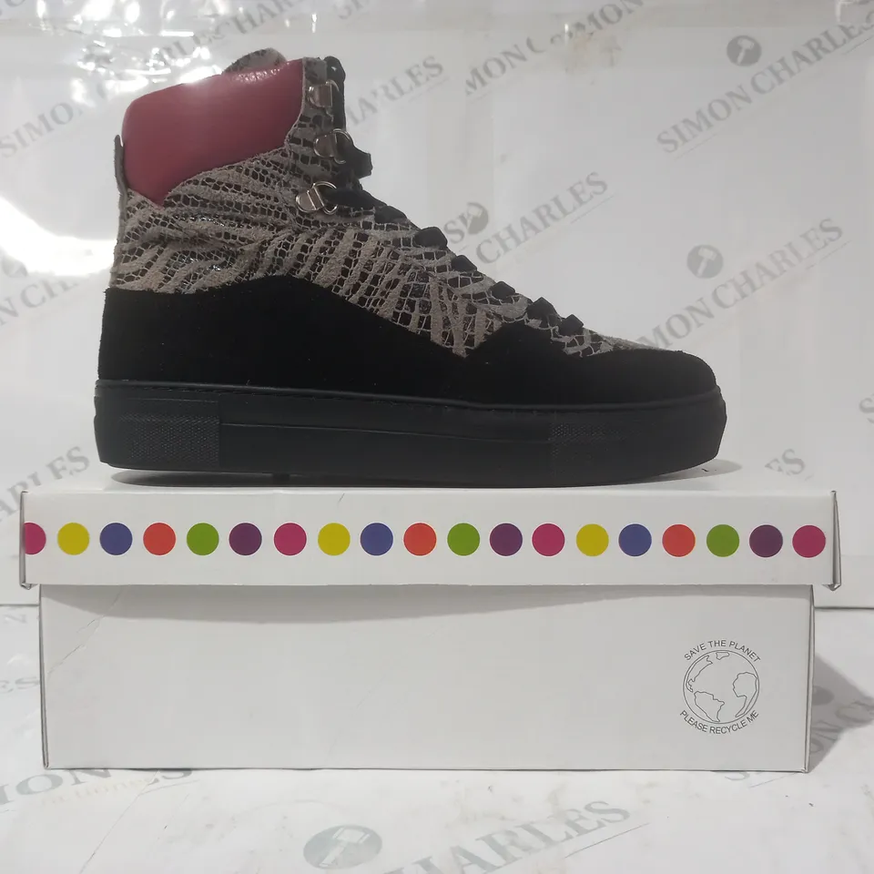 BOXED PAIR OF ADESSO HI-TOP SHOES IN TAN/BLACK/RED SIZE 6