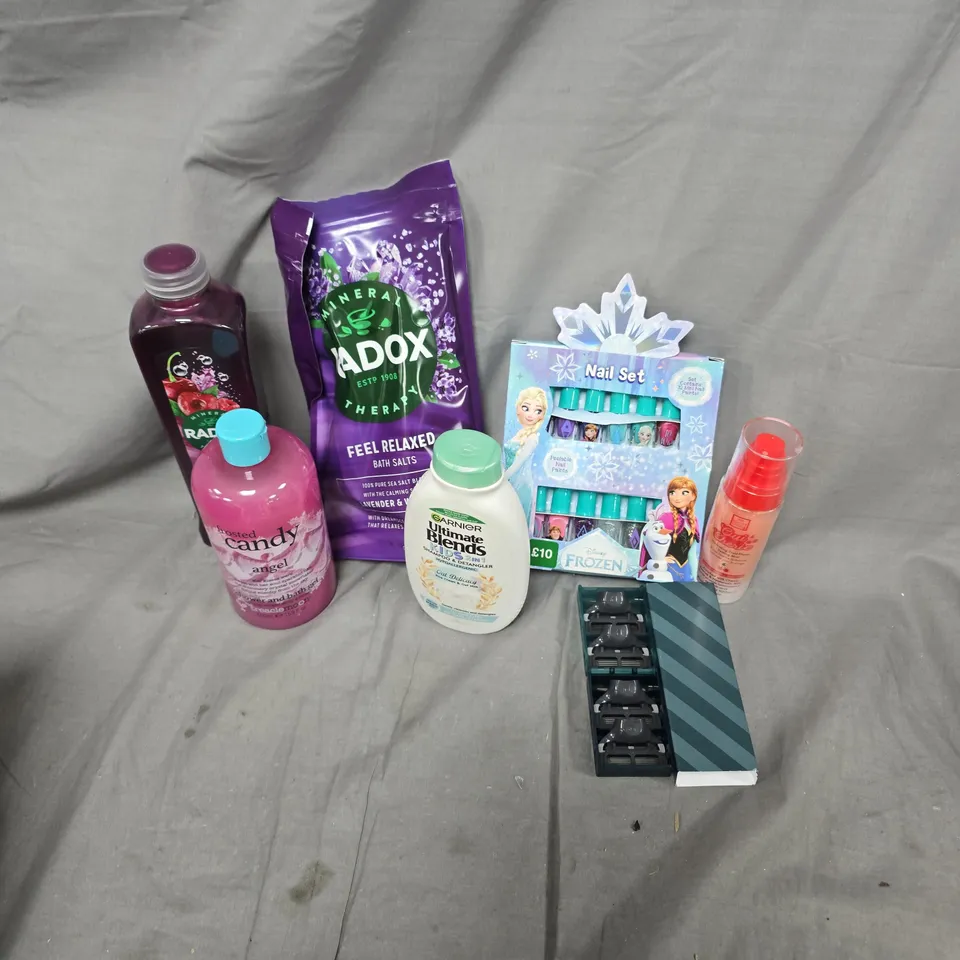 APPROXIMATELY 15 ASSORTED HEALTH & BEAUTY PRODUCTS TO INCLUDE HARRYS SHAVER HEADS, RADOX BATH SOAK, FROSTED CANDY ANGEL SHOWER & BATH GEL, ETC - COLLECTION ONLY
