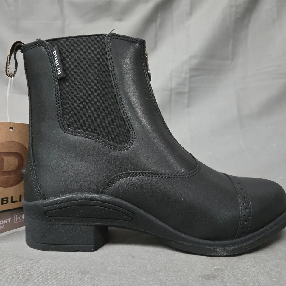 BOXED PAIR OF DUBLIN ALTITUDE ZIP BOOTS IN BLACK UK SIZE 5