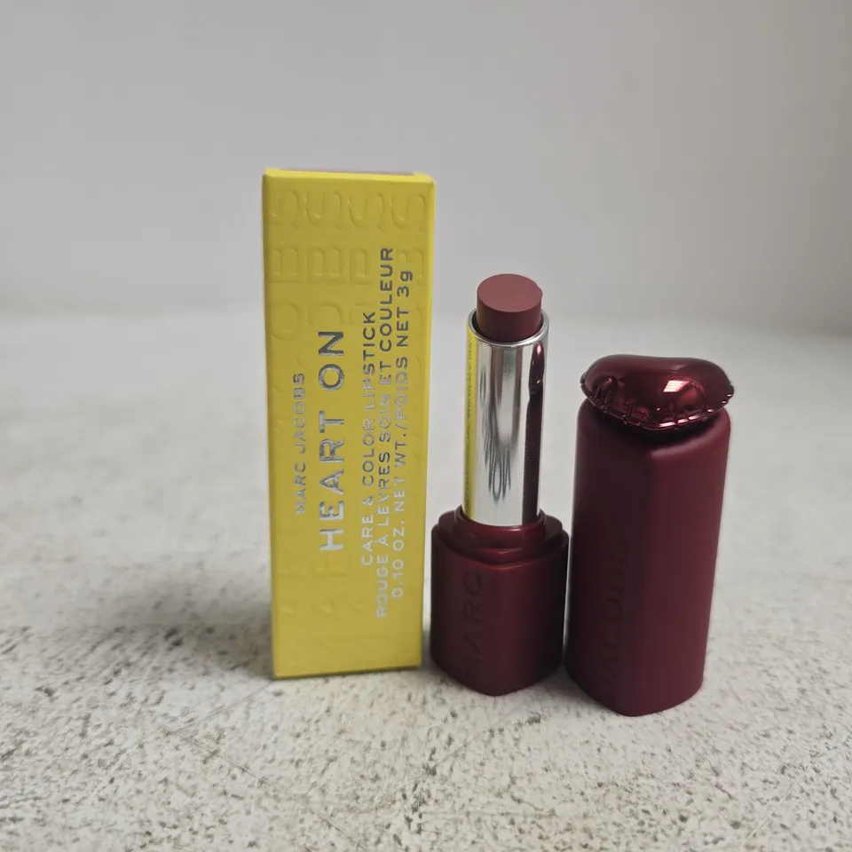 BOXED MARC JACOBS HEART ON CARE & COLOUR LIPSTICK 500 MAUVE ON (3G)