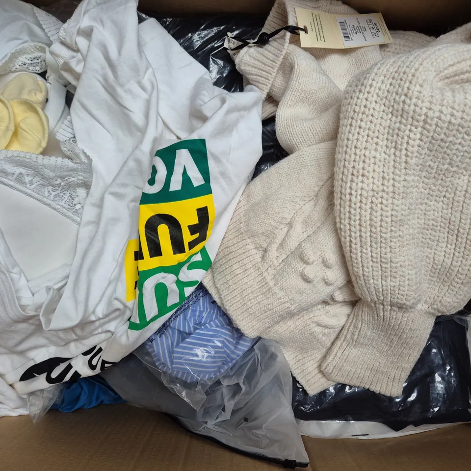 BOX OF APPROXIMATELY 25 ASSORTED CLOTHING AND FASHION PRODUCTS IN VARIOUS STYLES AND SIZES - COLLECTION ONLY