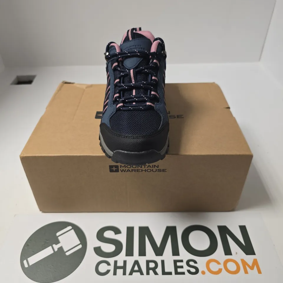 BOXED PAIR OF MOUNTAIN WAREHOUSE PATH WOMENS OUTDOOR WATERPROOF WALKING SHOES IN NAVY - UK 6