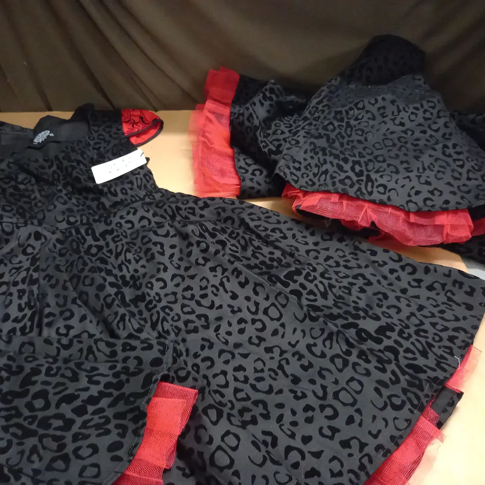 LOT OF 4 HEART AND ROSES DRESS - VARIOUS SIZES