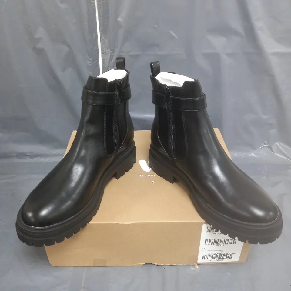 BOXED PAIR OF WIDE FIT ANKLE BOOTS WITH GOLD HARDWARE IN BLACK SIZE 8EE