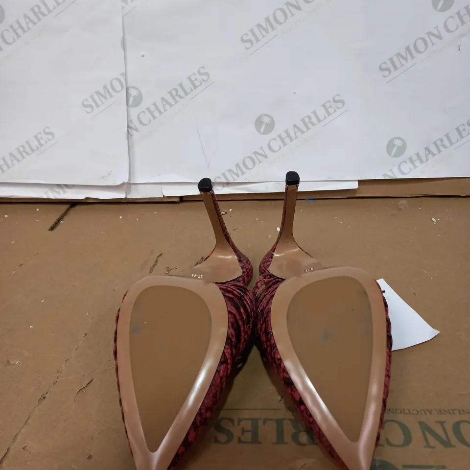 KENNETH COLE NEW YORK RED TEXTURED HEELS