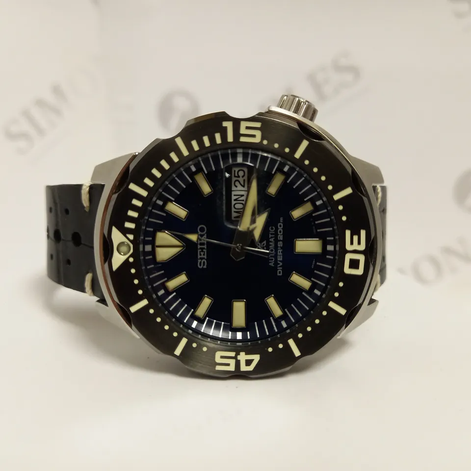SEIKO LEATHER STRAP WATCH WITH SPARE BRACELET STRAP