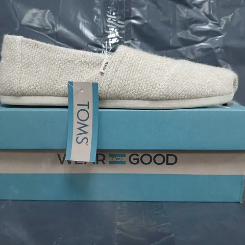 BOXED PAIR OF TOMS ALPARGATA OATMEAL SPARKLE KNIT SHOES SIZE UK 6