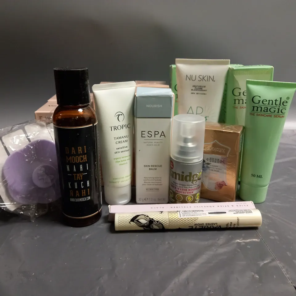 APPROXIMATELY 20 ASSORTED COSMETICS AND BEAUTY ITEMS TO INCLUDE VIBRANT GLAMOUR 1% RETINOL SERUM (30ML), ESPA SKIN RESCUE BALM (30G), LOLAS LASHES ADHESIVE EYELINER IN BLACK (1ML), ETC