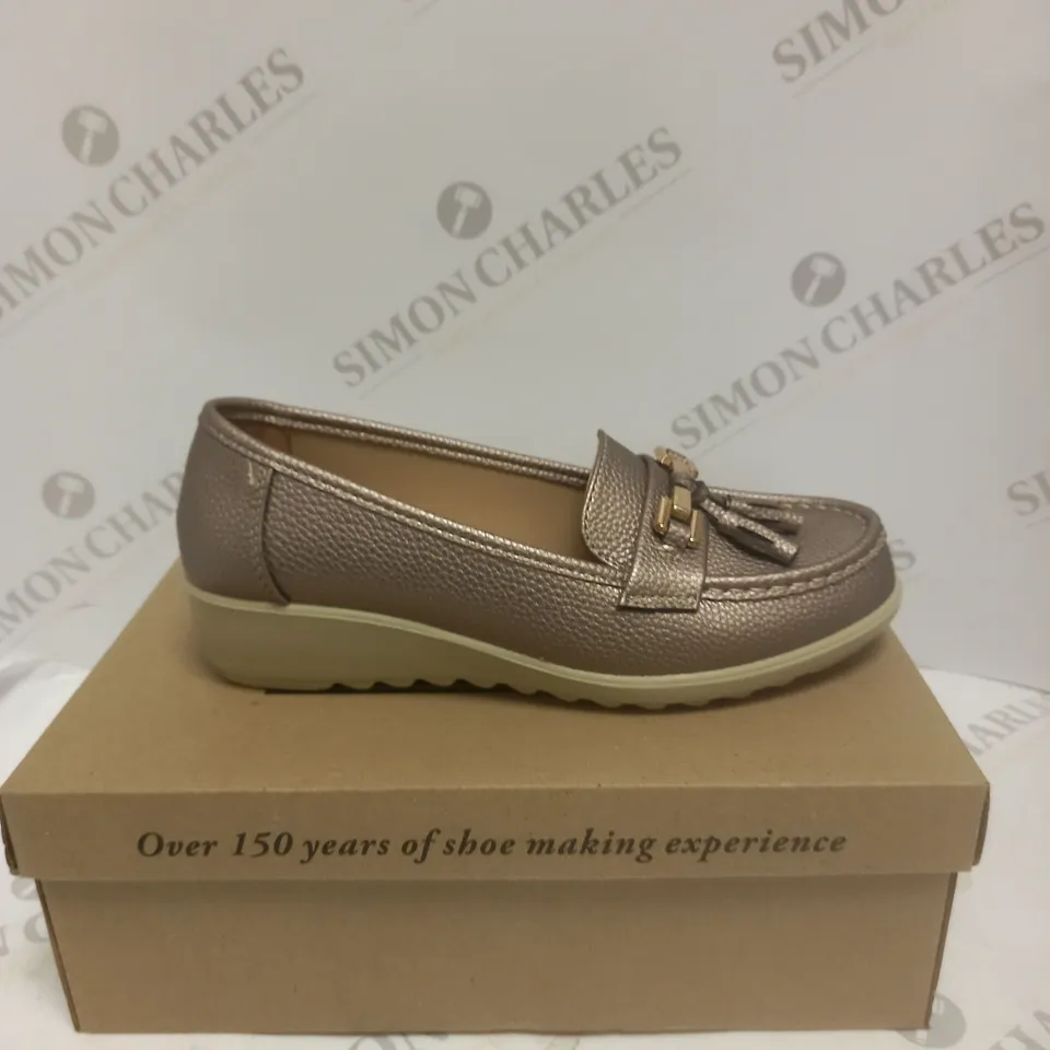 BOXED PAIR OF CUSHION WALK LOAFERS IN PEWTER - SIZE 5
