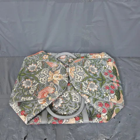 BOX OF APPROXIMATELY 8 LARGE HOLDALL BAGS IN ASSORTED COLOURS & DESIGNS