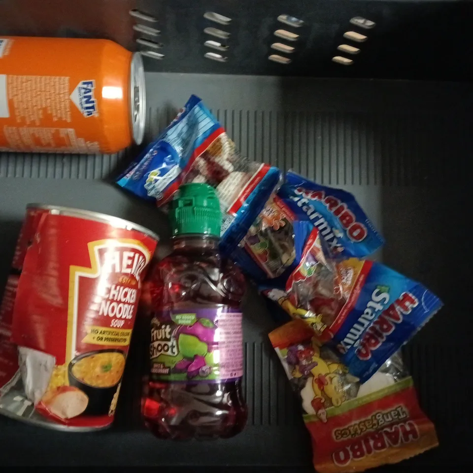 APPROXIMATELY 8 ASSORTED FOOD AND DRINK ITEMS TO INCLUDE PEPSI, FIX8, FRUIT SHOOT, ETC