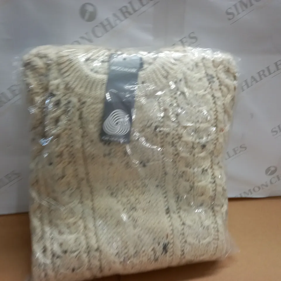 LOT OF APPROXIMATELY 10 AS NEW PURE NEW WOOL KNITTED CREW JUMPERS IN ECRU - ALL L