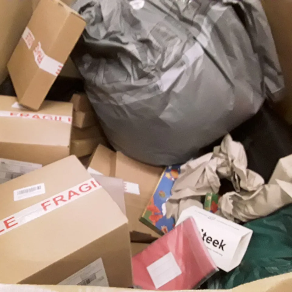 PALLET OF ASSORTED PRODUCTS INCLUDING TOILET SEAT, GIFT BAGS, GUMMY MOLDS, HOT WATER BOTTLE, ADVENT CALENDAR, PHONE GLASS PROTECTOR  