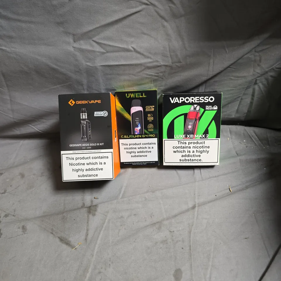 LOT OF APPROXIMATELY 15 ASSORTED VAPING ITEMS TO INCLUDE VAPORESSO/UWELL/GEEKVAPE