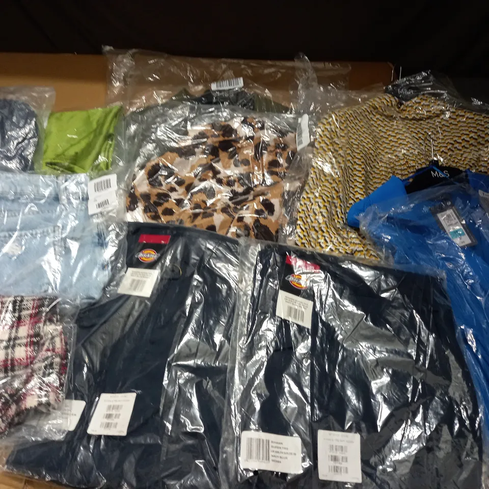 LARGE QUANTITY OF ASSORTED BAGGED CLOTHING ITEMS TO INCLUDE M&S, DICKIES AND RIVER ISLAND