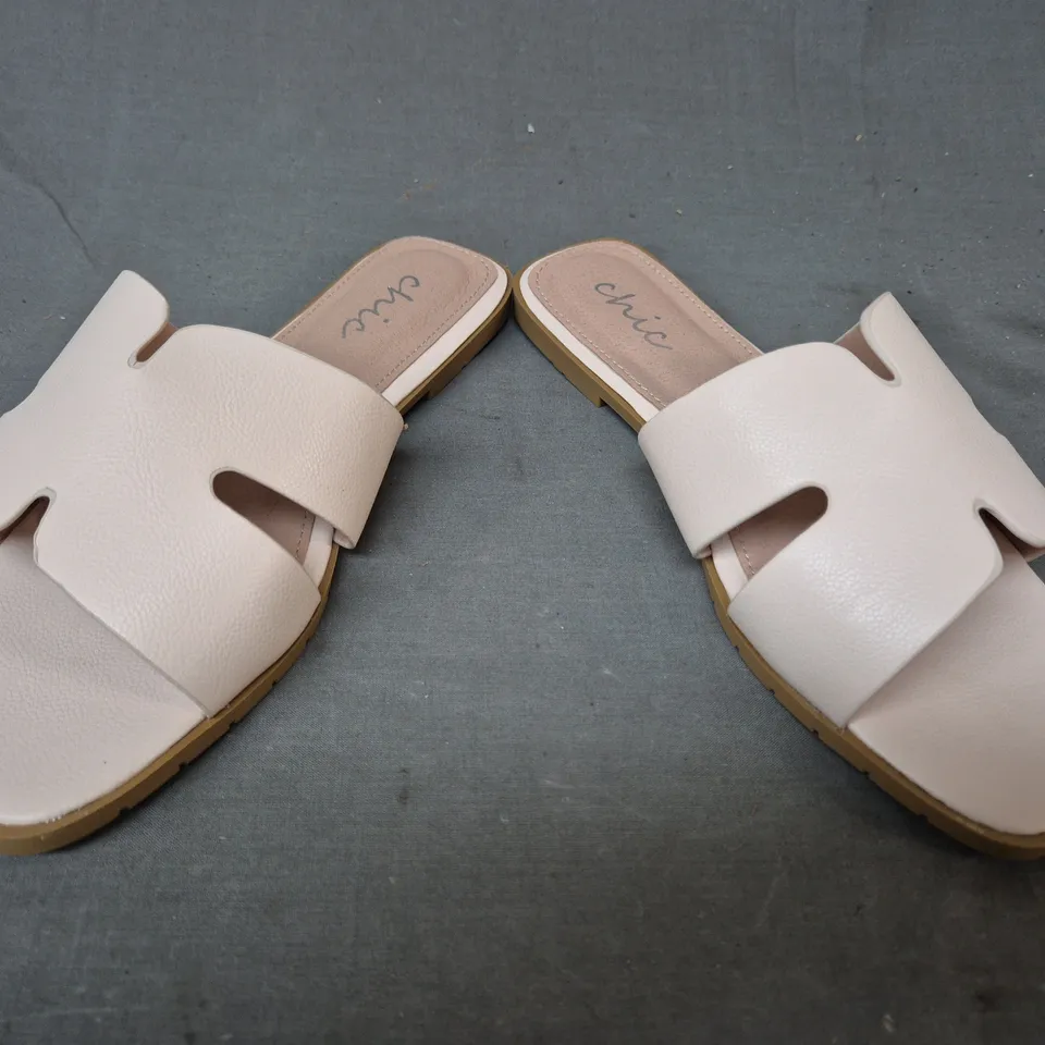 BOXED PAIR OF CHIC OPEN TOE SLIDE SANDALS IN NUDE UK SIZE 8