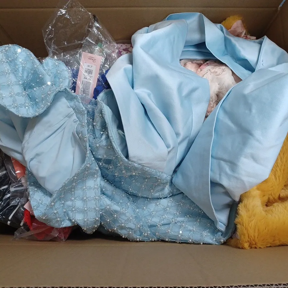BOX OF APPROXIMATELY 30 ASSORTED CLOTHING ITEMS TO INCUDE - JUMPER, HAT , JACKET ETC