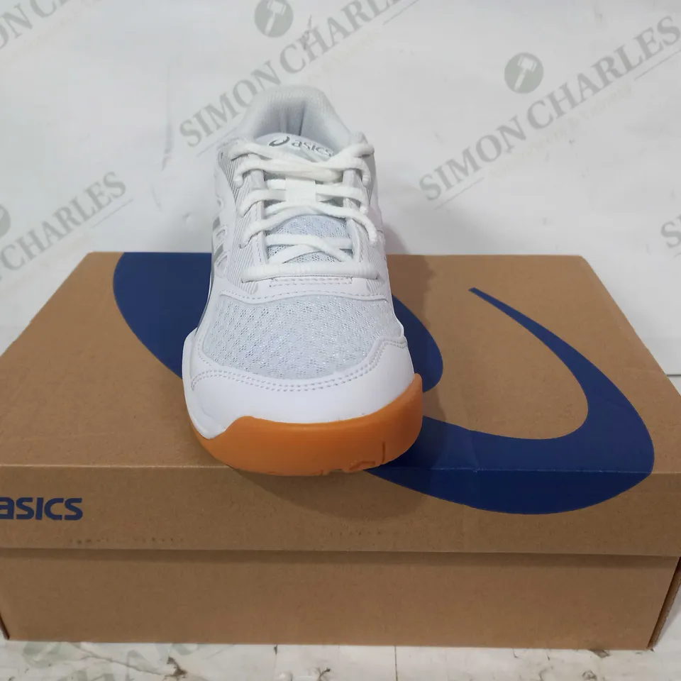 BOXED PAIR OF ASICS UPCOURT 5 GS KIDS TRAINERS IN WHITE/SILVER UK SIZE 2
