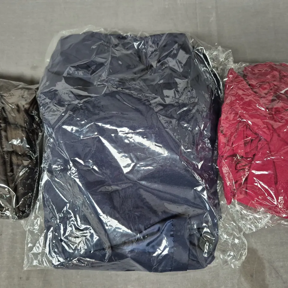 BOX OF APPROXIMATELY 20 ASSORTED CLOTHING AND FASHION ITEMS IN VARIOUS STYLES, SIZES, AND COLOURS - COLLECTION ONLY