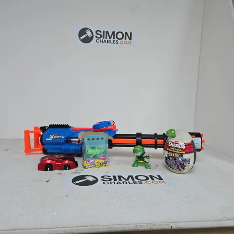 BOX OF APPROXIMATELY 10 ASSORTED TOYS INCLUDING 360 RC STUNT CAR, WALL CLIMBING CAR AND LITTLE LIVE PETS NEEDEES
