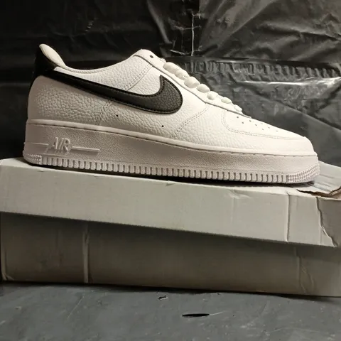BOXED PAIR OF NIKE AIR FORCE 1 '07 TRAINERS IN WHITE/BLACK SIZE UK 9