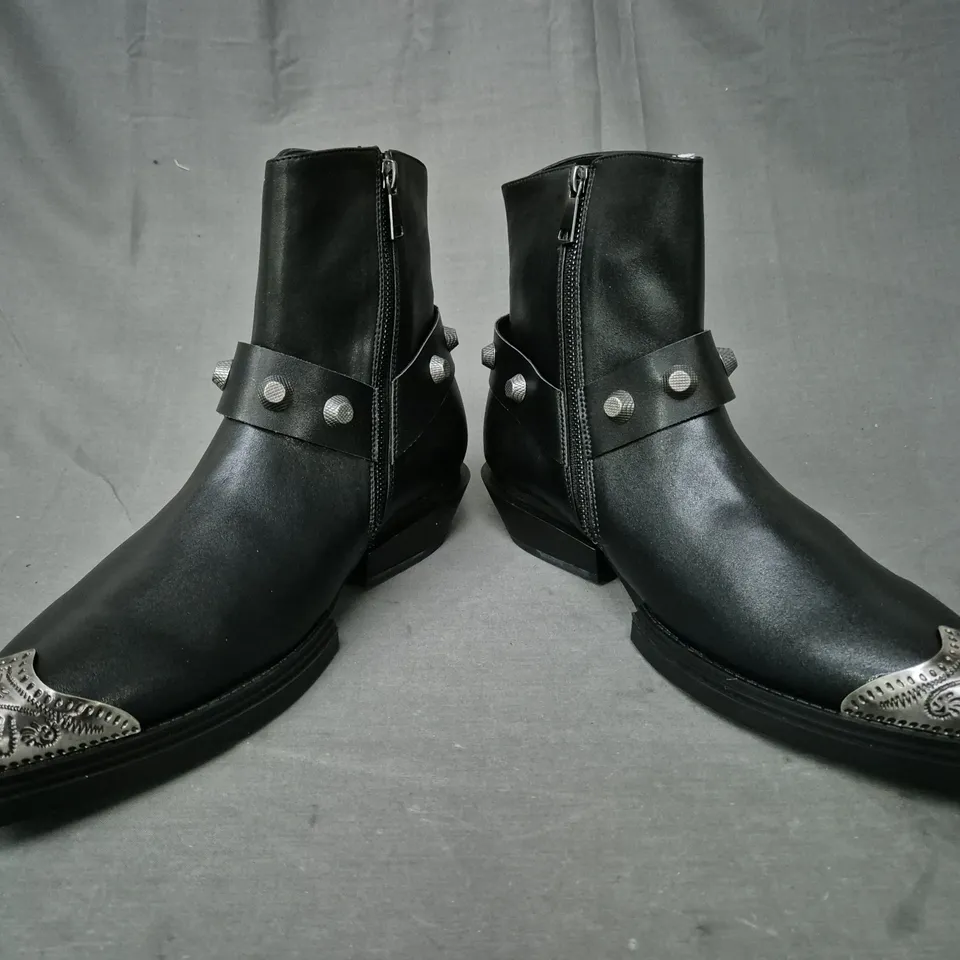 BOXED PAIR OF KOI SOULRENDER MEN'S HARDWARE COWBOY BOOTS IN BLACK/ANTIQUE SILVER UK SIZE 9