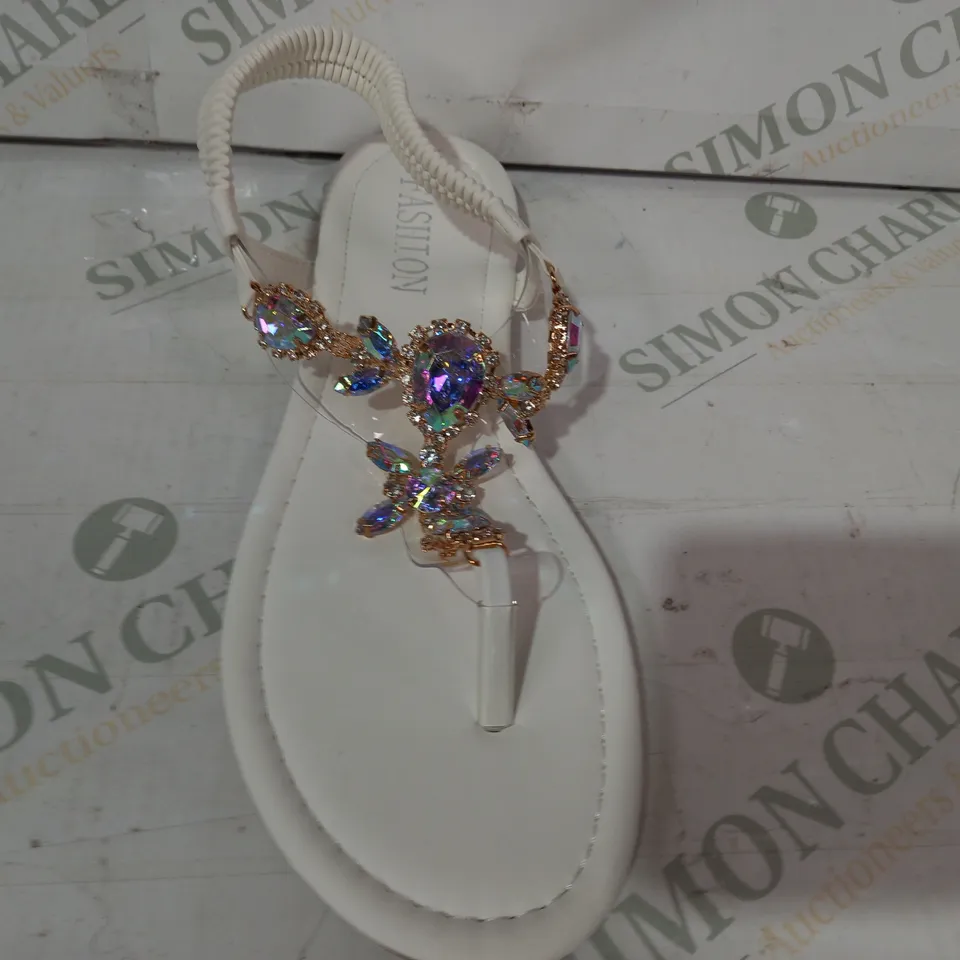 PAIR OF FASHION FLAT SANDALS IN WHITE W. JEWEL EFFECT EU SIZE 40