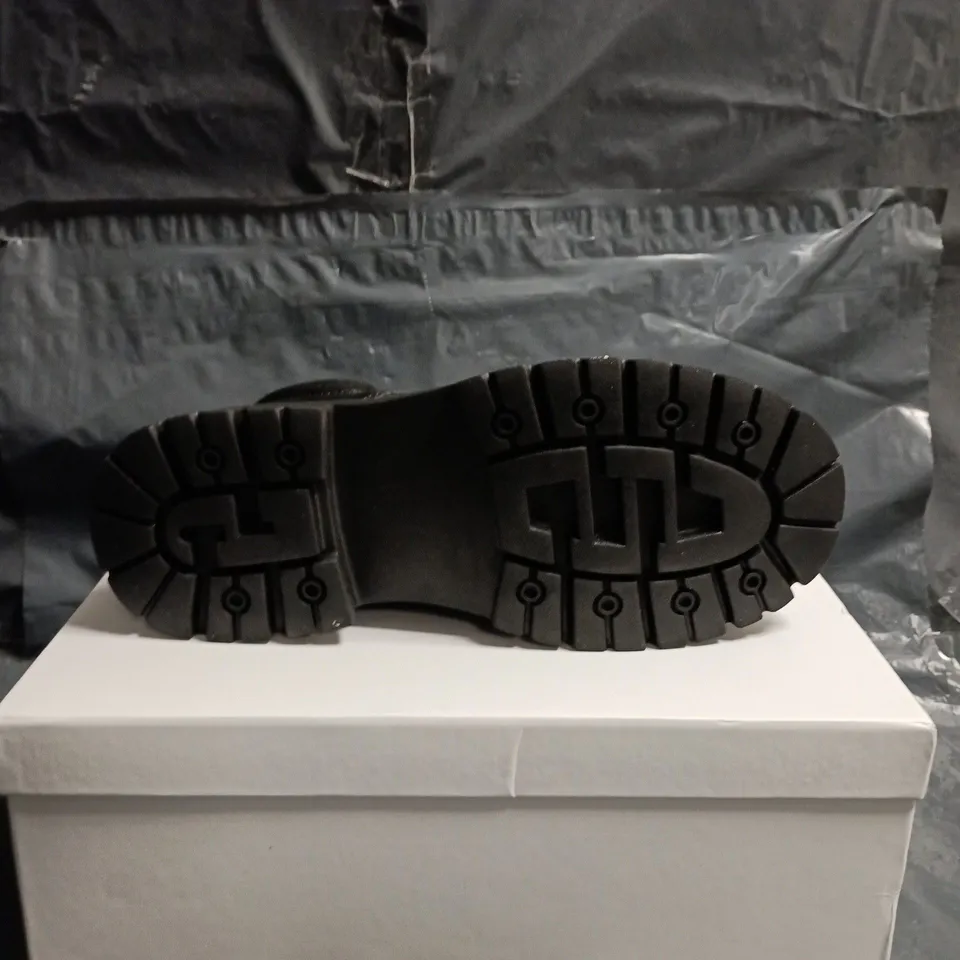 CONZURI BLACK LEATHER LACE-UP SHOES WITH CHUNKY LUG SOLE SIZE 6