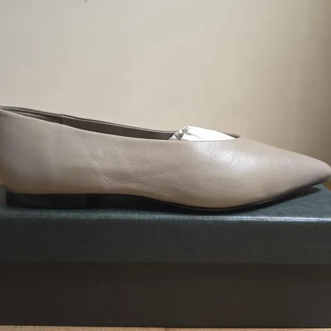 BOXED PAIR OF HOBBS VALENTINA BALLERINA MUSHROOM NAPPA LEATHER PUMP – UK SIZE 7