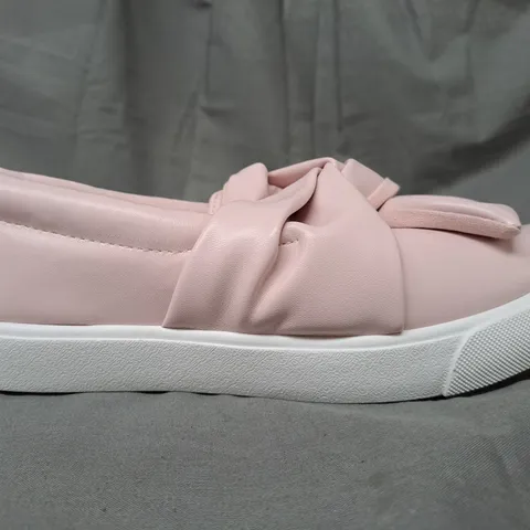 BOX OF APPROXIMATELY 10 PAIRS OF DESIGNER SHOES IN PINK IN VARIOUS SIZES