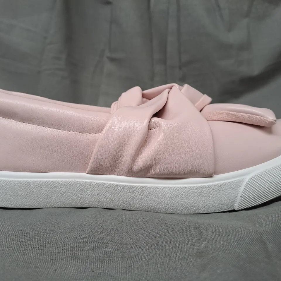 BOX OF APPROXIMATELY 10 PAIRS OF DESIGNER SHOES IN PINK IN VARIOUS SIZES