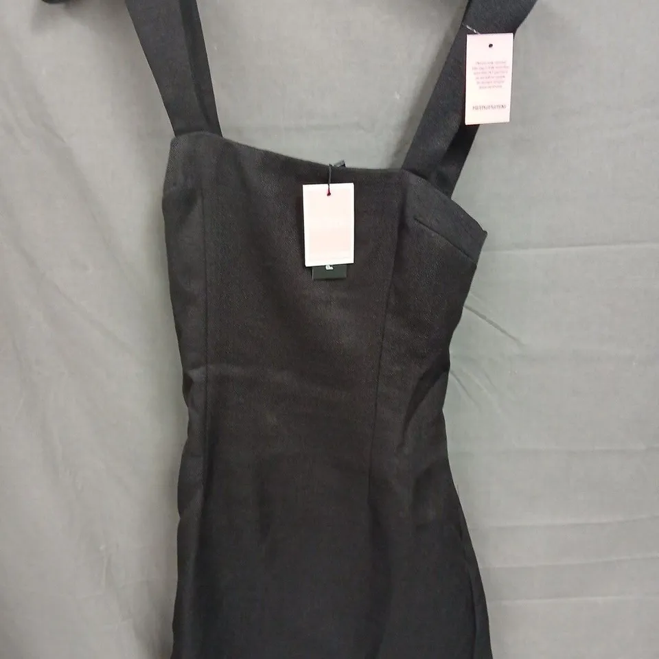 PRETTYLITTLETHING BLACK TWILL CUT OUT BOW SHIFT DRESS - UK 4