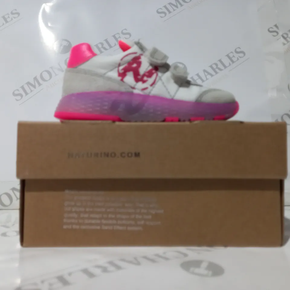 BOXED PAIR OF NATURINO JESKO KIDS SHOES IN WHITE/FUCHSIA EU SIZE 22