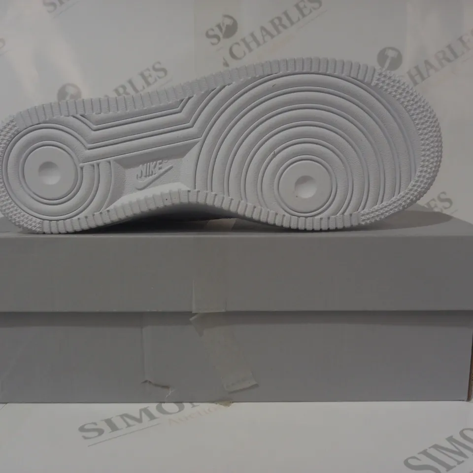BOXED PAIR OF NIKE AIR FORCE 1 '07 ESS TREND SHOES IN WHITE/RED UK SIZE 4