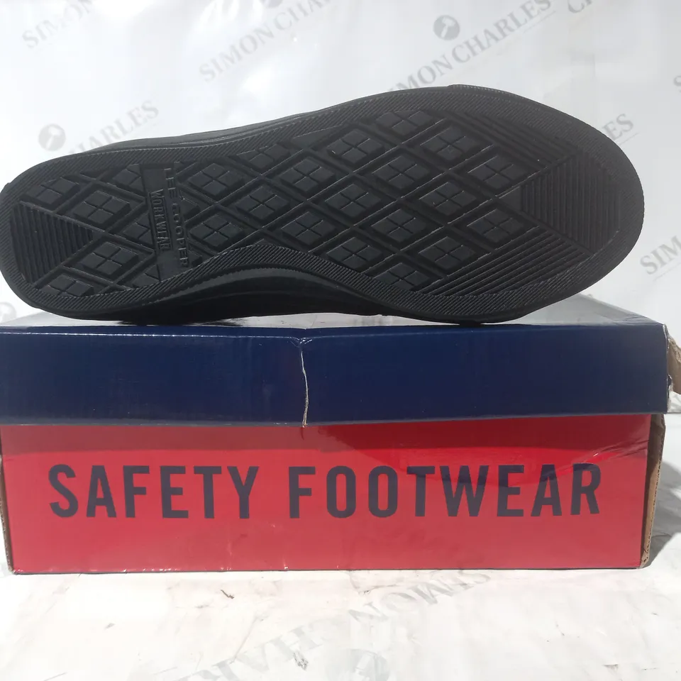 BOXED PAIR OF LEE COOPER WORKWEAR SAFETY BOOTS IN BLACK UK SIZE 9