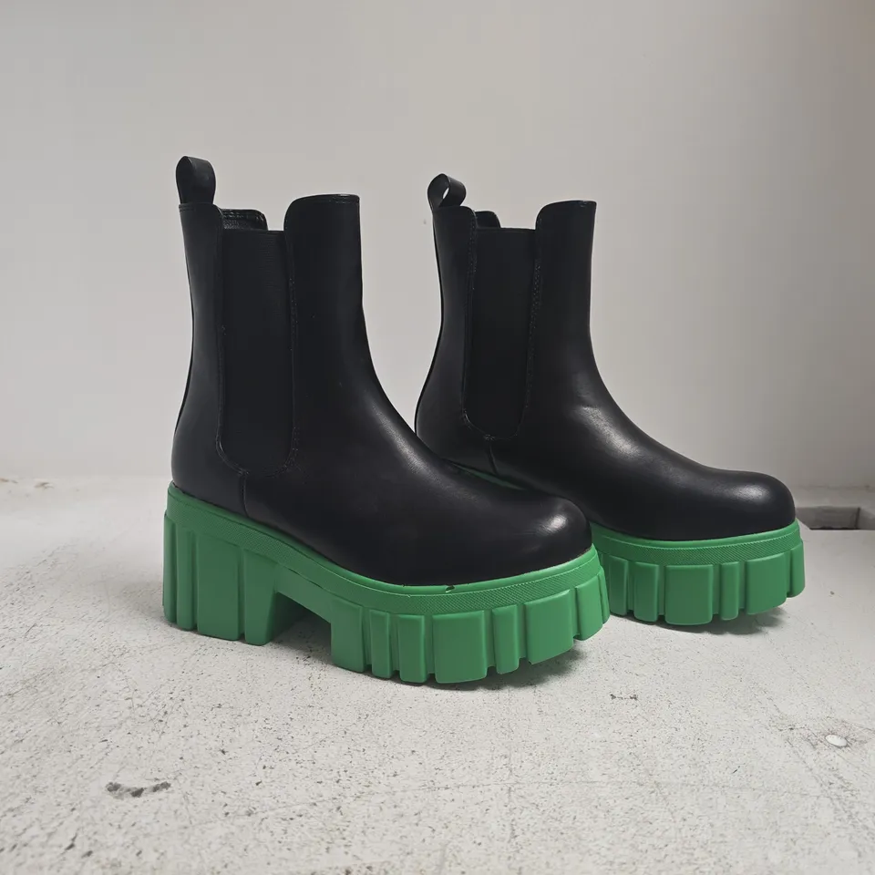 BOXED PAIR OF UNBRANDED CHUNKY PLATFORM ANKLE BOOTS IN BLACK/GREEN SIZE 4