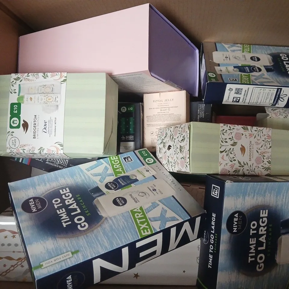 APPROXIMATELY 20 ASSORTED BOXED HEALTH & BEAUTY ITEMS TO INCLUDE K+J BEAUTY SKINCARE EDIT, NIVEA MEN TIME TO GO LARGE SET, DOVE BRIDGERTON LIMITED EDITION SET, ETC - COLLECTION ONLY